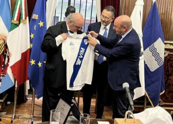 Il Matera calcio dona una maglia all’Ambasciatore italiano in Argentina Fabrizio Lucentini