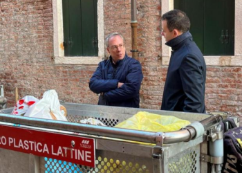 Venezia, l’Assessore Venturini con l’Ambasciatore britannico in Italia durante le operazioni di raccolta dei rifiuti