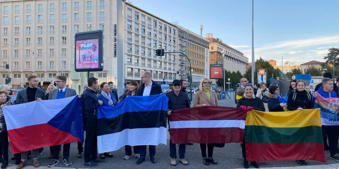 Mille giorni di guerra, a Roma manifestazione pro Ucraina a Castro Pretorio. Partecipano diverse Ambasciate