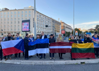 Mille giorni di guerra, a Roma manifestazione pro Ucraina a Castro Pretorio. Partecipano diverse Ambasciate