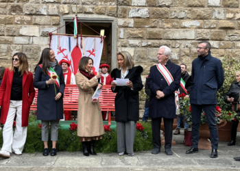 Firenze, la Console USA Ballard partecipa al flash mob “Voci contro la violenza” organizzato da “La Nazione”