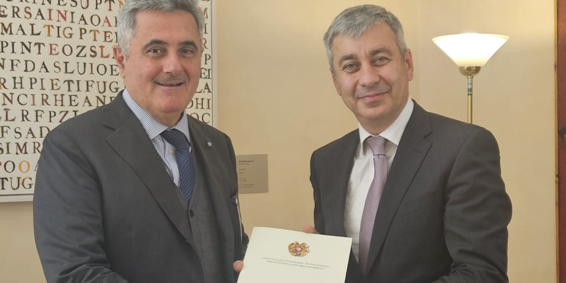 Լ՛Ambasciatore designato della Repubblica d’Armenia Vladimir Karapetyan presenta copia Lettere Credenziali