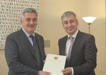 Լ՛Ambasciatore designato della Repubblica d’Armenia Vladimir Karapetyan presenta copia Lettere Credenziali