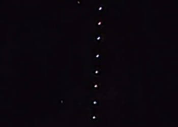 Scia luminosa sul Lago di Bracciano: sono i satelliti Starlink di Musk in transito