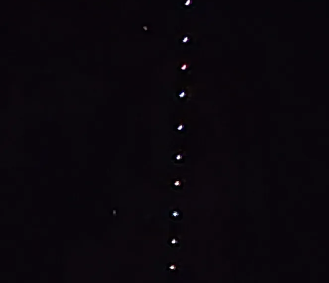 Scia luminosa sul Lago di Bracciano: sono i satelliti Starlink di Musk in transito