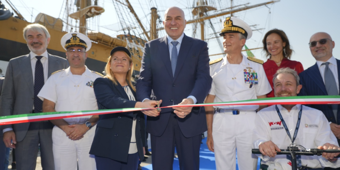 Il Ministro Crosetto e il Sottosegretario Tripodi accolgono Nave Vespucci  al Villaggio Italia di Abu Dhabi