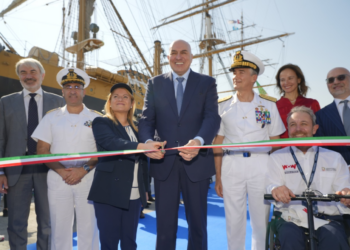 Il Ministro Crosetto e il Sottosegretario Tripodi accolgono Nave Vespucci  al Villaggio Italia di Abu Dhabi