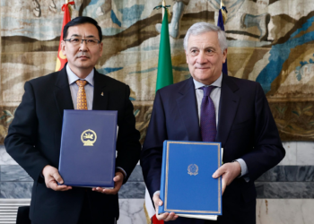 Tajani firma il primo accordo per il trasporto aereo tra l’Italia e la Mongolia