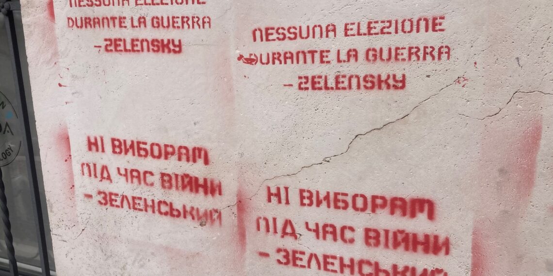 “Nessuna elezione durante la guerra – Zelensky”, strane scritte sui muri a Roma sul voto in Ucraina