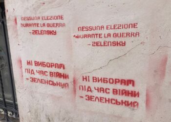“Nessuna elezione durante la guerra – Zelensky”, strane scritte sui muri a Roma sul voto in Ucraina