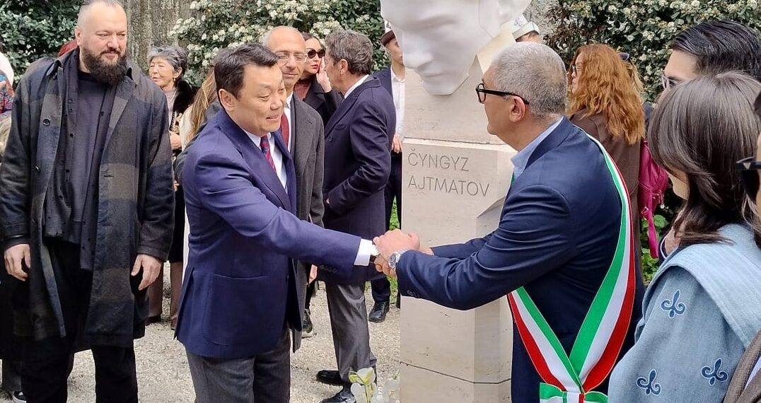 L’Ambasciatore del Kirghizistan Bazarbaev inaugura a Roma il monumento allo scrittore Ajtmatov