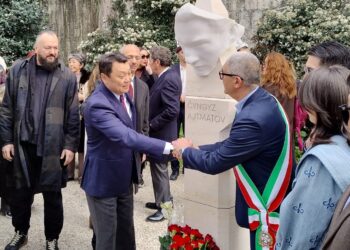 L’Ambasciatore del Kirghizistan Bazarbaev inaugura a Roma il monumento allo scrittore Ajtmatov