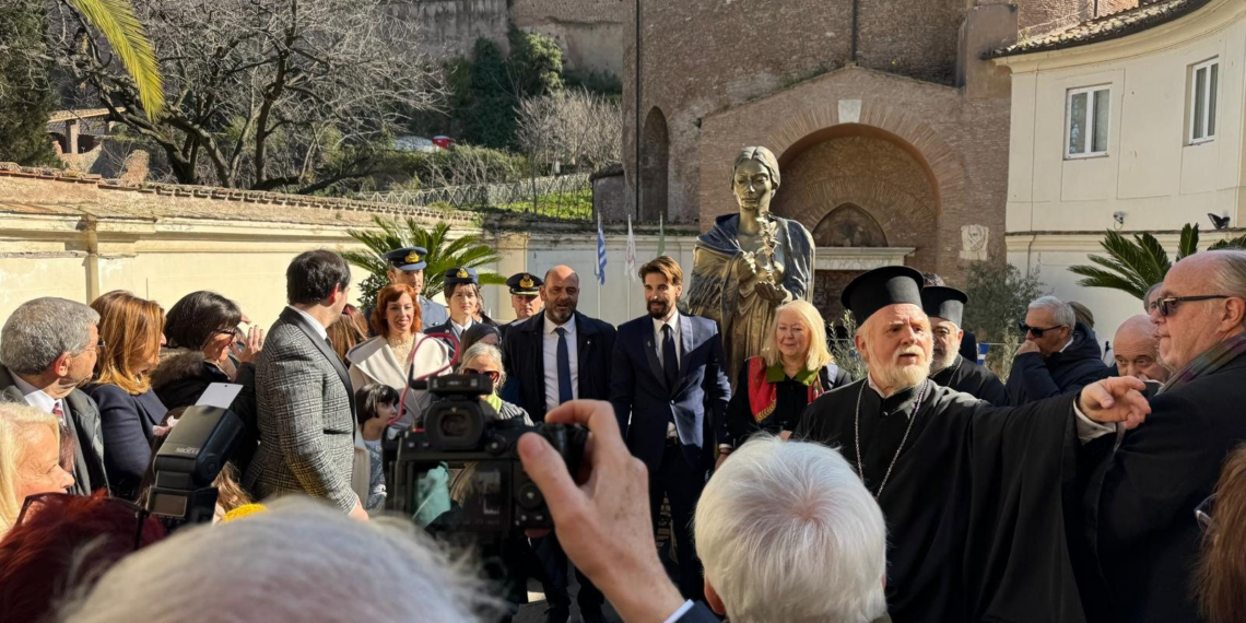 L’Ambasciata greca espone la statua di Maria Callas nel cortile della Chiesa di San Teodoro al Palatino