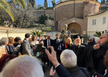 L’Ambasciata greca espone la statua di Maria Callas nel cortile della Chiesa di San Teodoro al Palatino