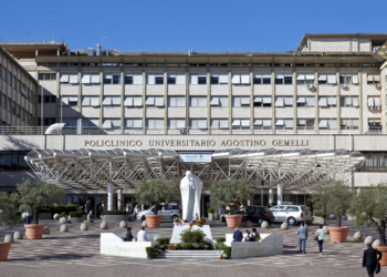 Giorgia Meloni al Policlinico Gemelli per fare visita al Santo Padre