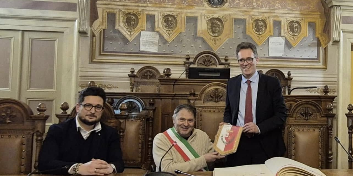 Foligno, il Sindaco Stefano Zuccarini riceve il Console Onorario del Perù Damiano Marinelli