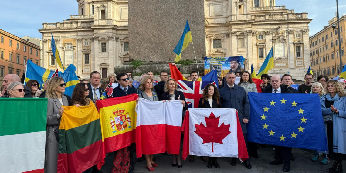 Terzo anniversario invasione, la Comunità ucraina scende in piazza. Tanti i diplomatici alla manifestazione di Roma