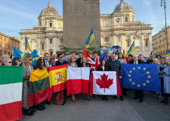 Terzo anniversario invasione, la Comunità ucraina scende in piazza. Tanti i diplomatici alla manifestazione di Roma