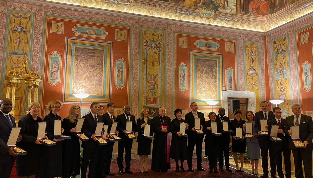 Vaticano, diversi Ambasciatori insigniti dell’Onorificenza di “Gran Croce dell’Ordine Piano”