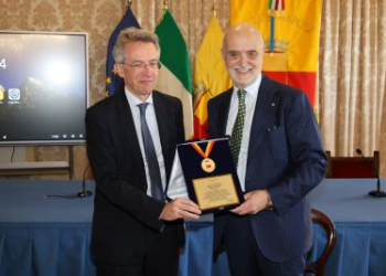Napoli, il Sindaco Manfredi consegna all’Ambasciatore Lambertini la medaglia della Città