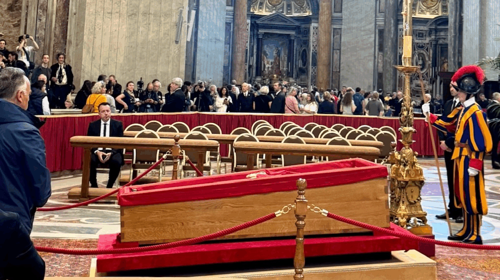 Roma, a San Pietro i pellegrini rendono omaggio a Papa Francesco. Il foto-racconto di Ezio Cairoli