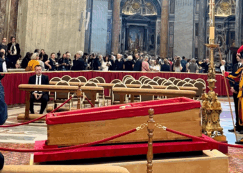 Roma, a San Pietro i pellegrini rendono omaggio a Papa Francesco. Il foto-racconto di Ezio Cairoli