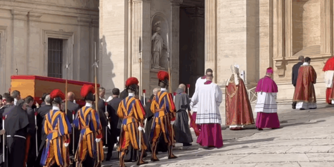 Roma, a San Pietro i pellegrini rendono omaggio a Papa Francesco. Il foto-racconto di Ezio Cairoli