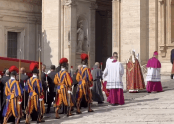 Roma, a San Pietro i pellegrini rendono omaggio a Papa Francesco. Il foto-racconto di Ezio Cairoli
