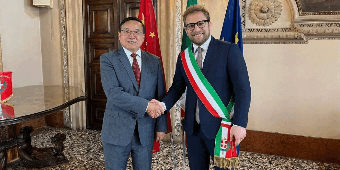 Vicenza, l’Ambasciatore cinese Jia Guide in visita a Palazzo Trissino e in Basilica Palladiana