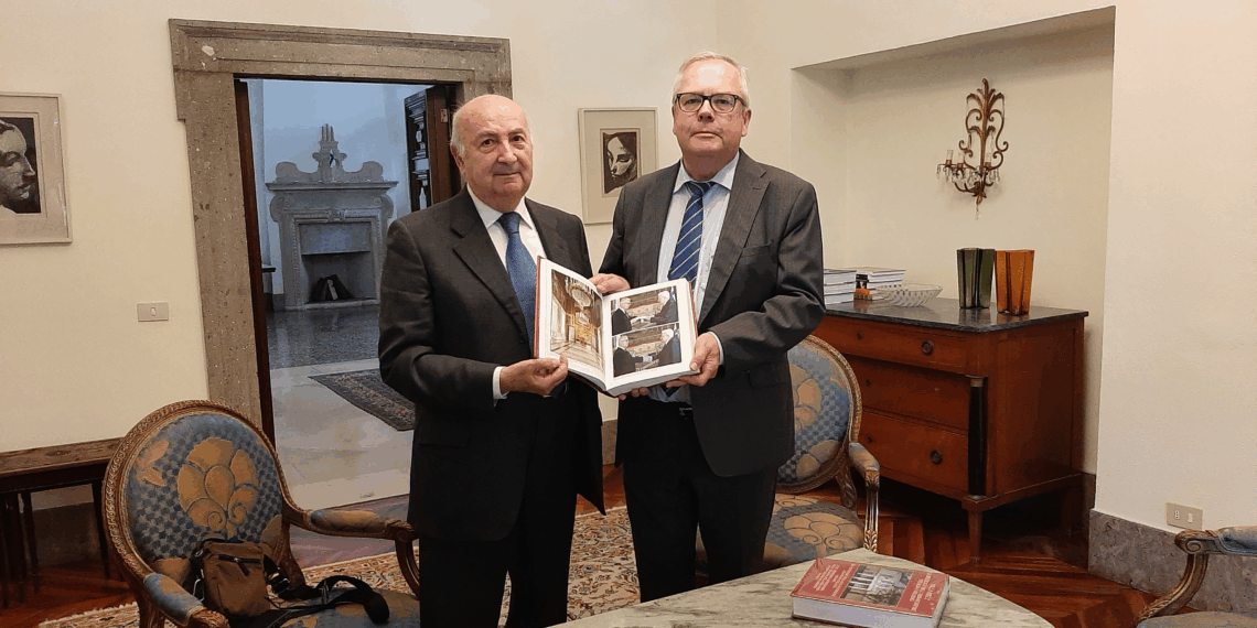 “La Residenza dell’Ambasciatore d’Italia a Helsinki”, l’Amb. Cortese consegna Volume in anteprima a S.E. Matti Lassila