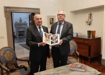 “La Residenza dell’Ambasciatore d’Italia a Helsinki”, l’Amb. Cortese consegna Volume in anteprima a S.E. Matti Lassila