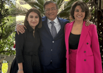 L’Ambasciatrice Ligia Margarita Quessep consegna al Presidente Gustavo Petro tre reperti archeologici precolombiani