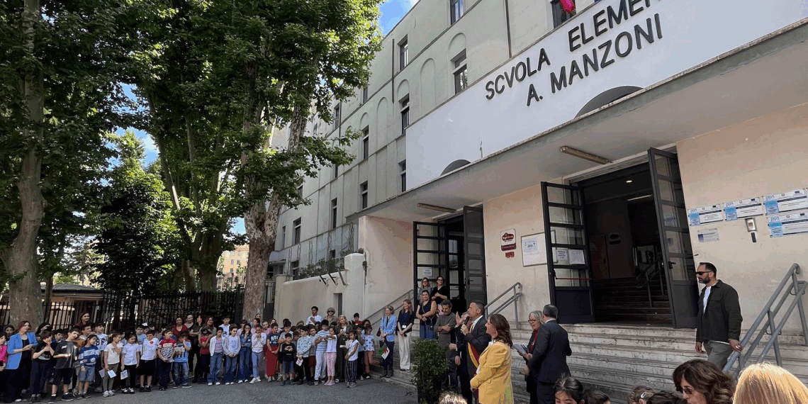 L’Ambasciatore del Regno Unito in Italia Edward Llewellyn visita due scuole romane