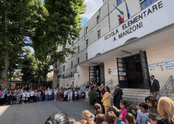 L’Ambasciatore del Regno Unito in Italia Edward Llewellyn visita due scuole romane