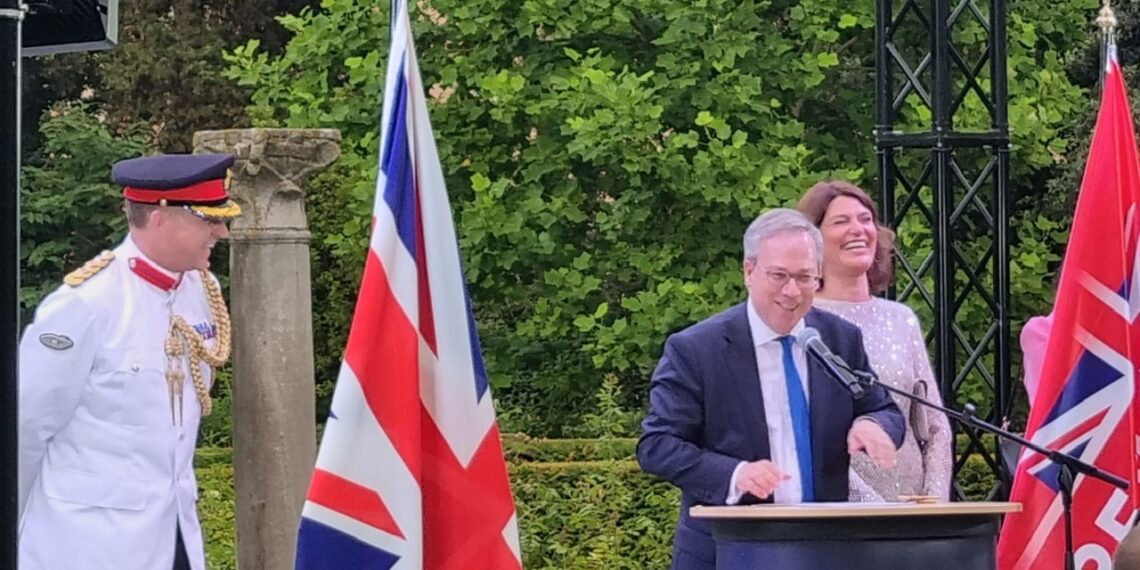 Tremila ospiti a Villa Wolkonsky celebrano Re Carlo e il successo della visita reale in Italia