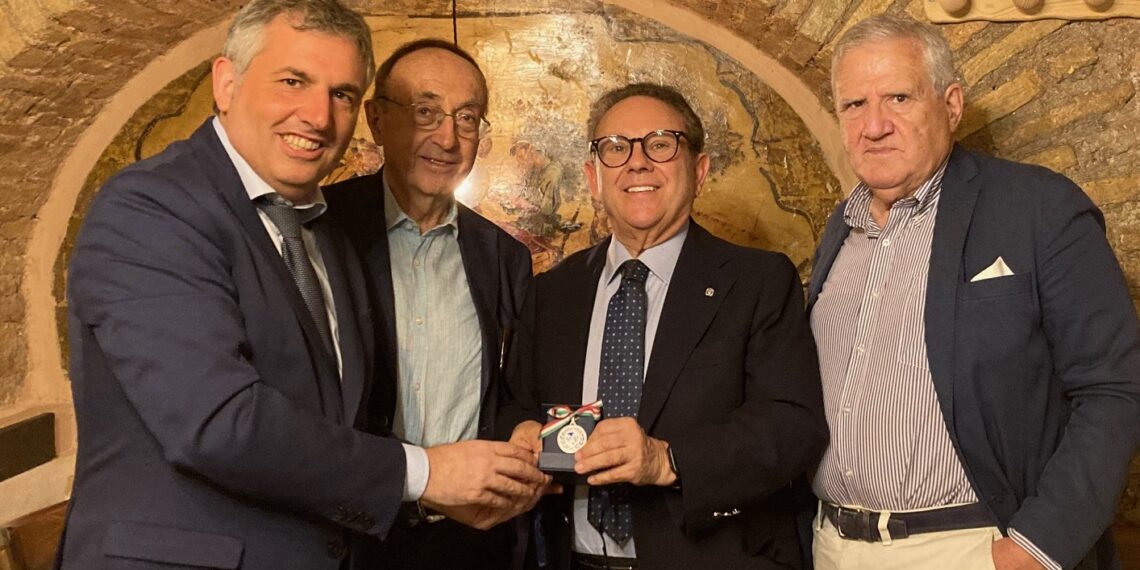 Riconoscimento prestigioso alla Gazzetta Diplomatica: UCOI consegna una medaglia al direttore Marco Finelli