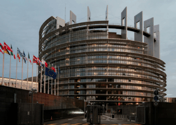 UE e ritardi aerei: “Danni per i passeggeri se approvata la proposta”. ItaliaRimborso scrive ai 76 eurodeputati italiani