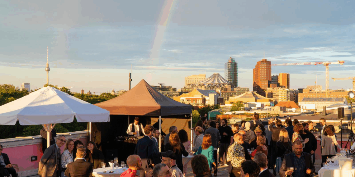 Berlino, inaugurata la terrazza panoramica dell’Ambasciata d’Italia con un dj-set estivo di Luca Musto
