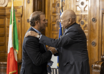 Il Ministro della Giustizia Carlo Nordio regala la sua cravatta all’Ambasciatore degli Stati Uniti Tilman J. Fertitta