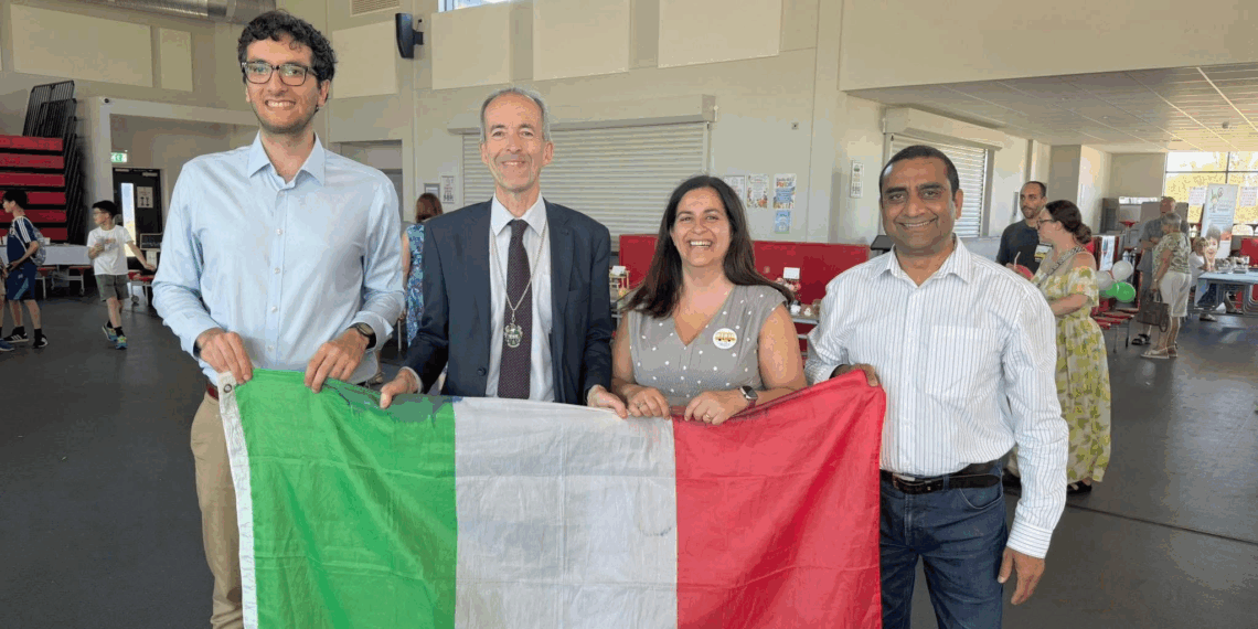 Il Presidente del Comites Manchester Ardito incontra al Rushcliffe School Summer Market la Comunità italiana