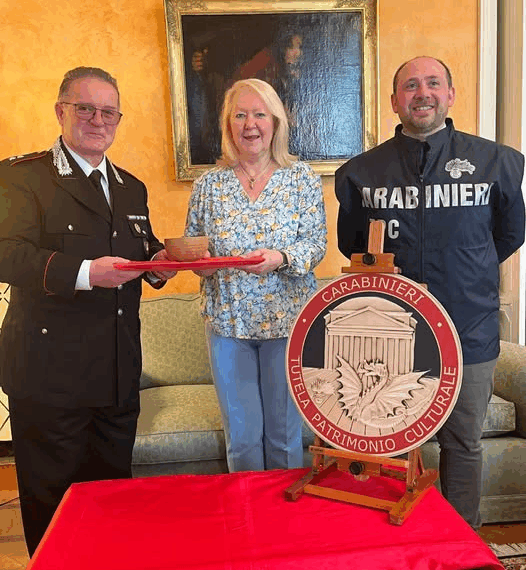 Il Comando Carabinieri Tutela Patrimonio Culturale di Udine restituisce alla Grecia un’antica coppa “Megarese”