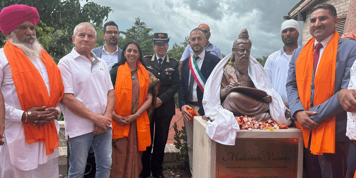 Camporotondo di Fiastrone, l’Ambasciatrice dell’India inaugura la statua dedicata al poeta indiano Valmiki
