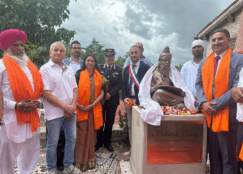Camporotondo di Fiastrone, l’Ambasciatrice dell’India inaugura la statua dedicata al poeta indiano Valmiki