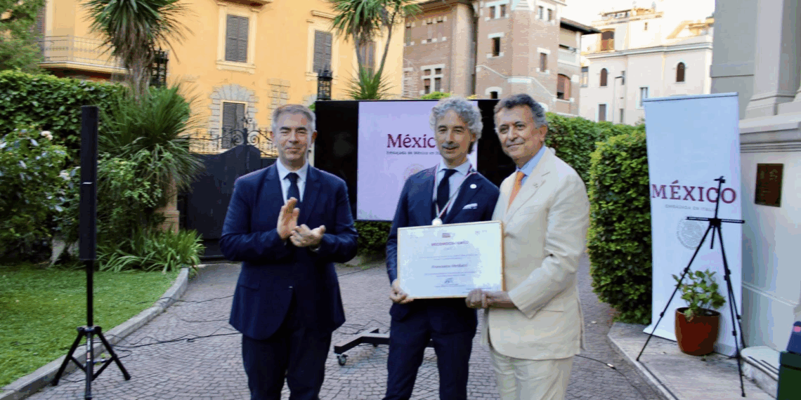 L’Ambasciatore del Messico Garcia de Alba consegna il Premio Ohtli al Senatore Verducci