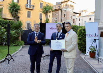 L’Ambasciatore del Messico Garcia de Alba consegna il Premio Ohtli al Senatore Verducci