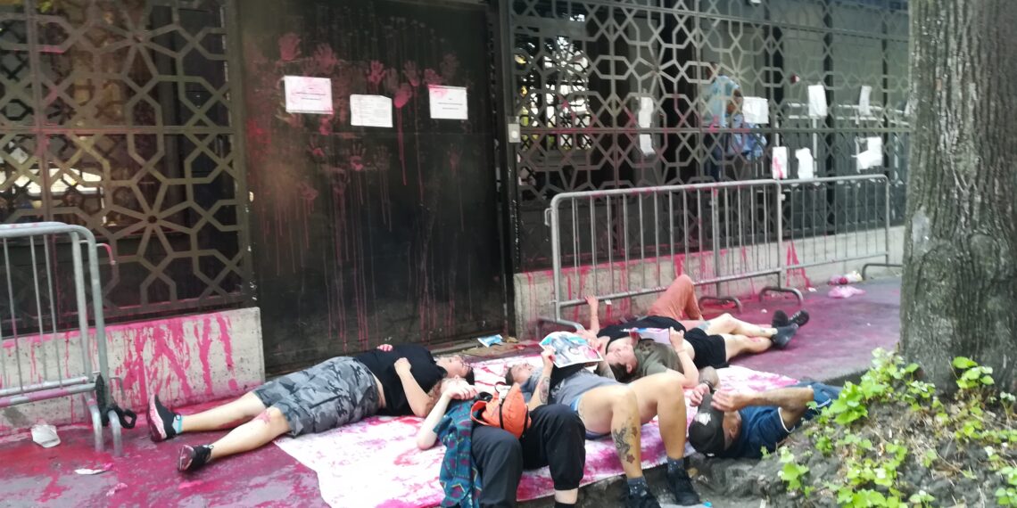 Milano, attivisti pro Palestina lanciano vernice rossa contro l’ingresso del Consolato egiziano