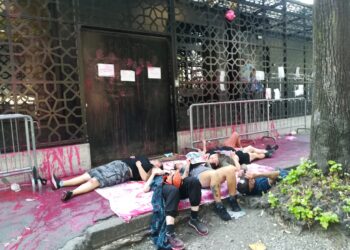 Milano, attivisti pro Palestina lanciano vernice rossa contro l’ingresso del Consolato egiziano 