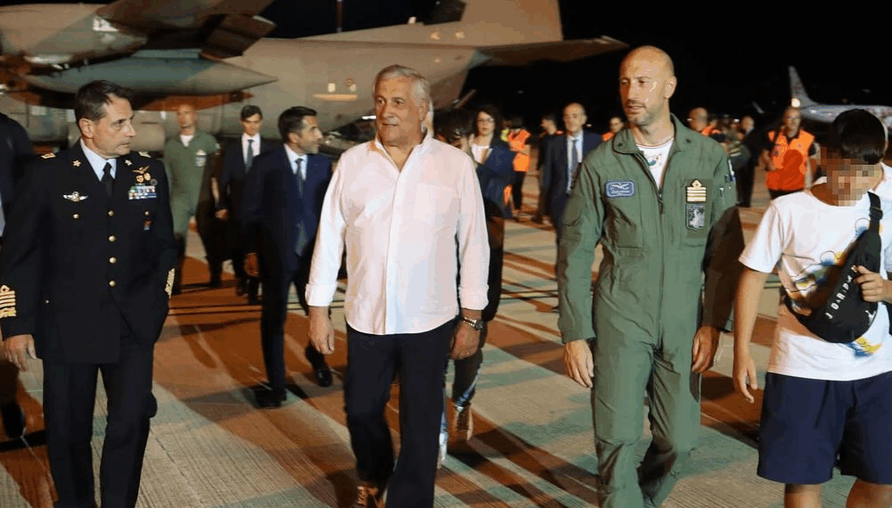 Il Ministro Tajani accoglie a Ciampino 31 bambini di Gaza. Saranno curati in Italia