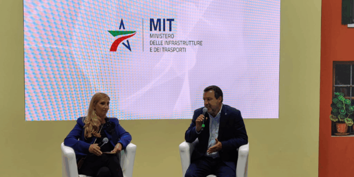 Nuovo attacco di Salvini a Macron: “Invece di convocare un Ambasciatore al giorno, si occupi delle periferie”