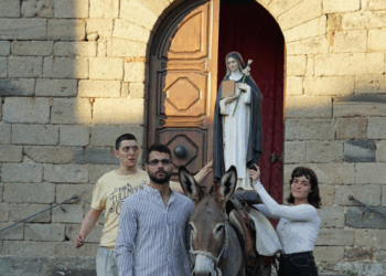 In cammino a piedi fino a Roma dal Papa: parte da Montegiovi la carovana per chiedere aiuto sull’abbandono del Paese